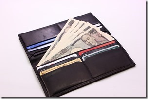 紙幣やカードが入った財布